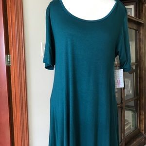 NWT. LuLa Roe Dark Green Top in Medium